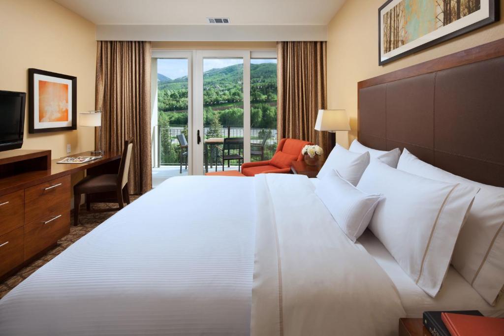 Postel nebo postele na pokoji v ubytování The Westin Riverfront Mountain Villas, Beaver Creek Mountain
