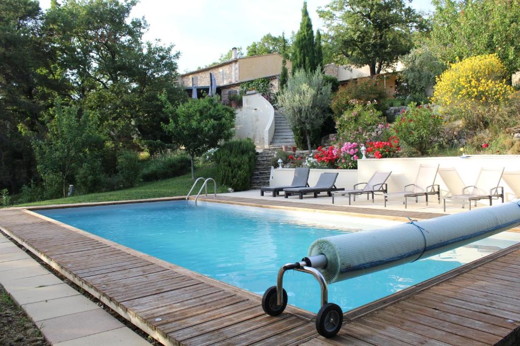 una piscina con una tubería grande en un patio en Mas Auroma en Murs