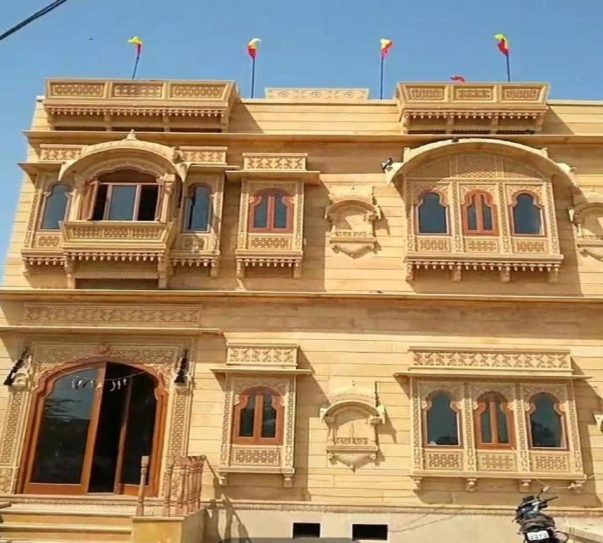 un edificio con balcones y ventanas en la parte superior. en The Bheemgarh, en Jaisalmer