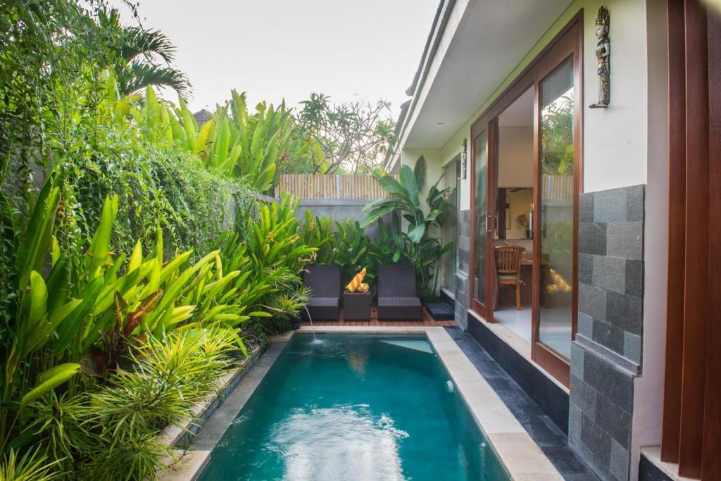 una piscina en el jardín de una villa en Aishwarya Villa, Bali, en Ketewel