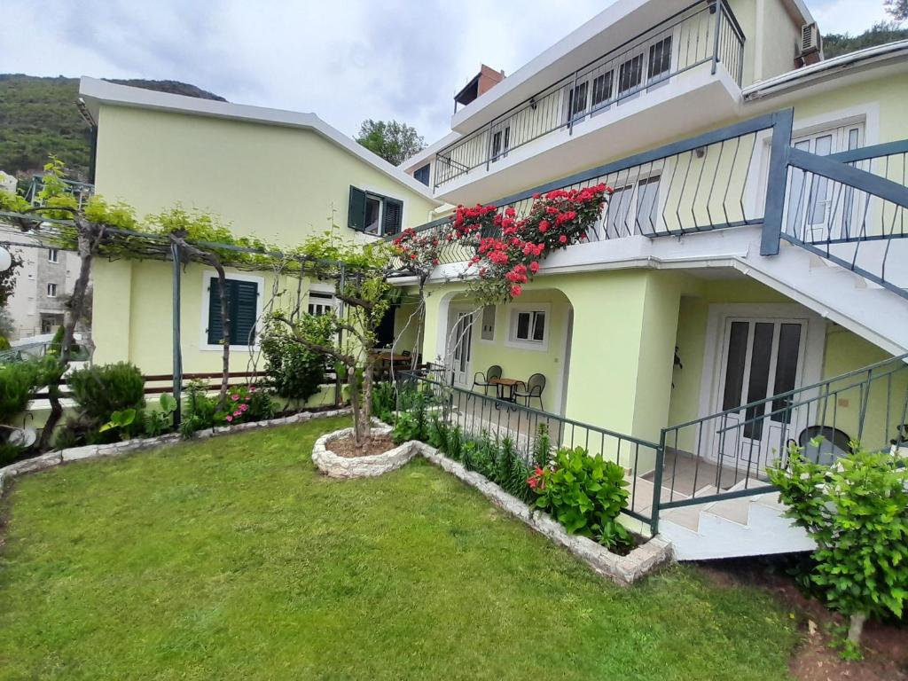 a house with a yard in front of it at Apartments Simo in Petrovac na Moru