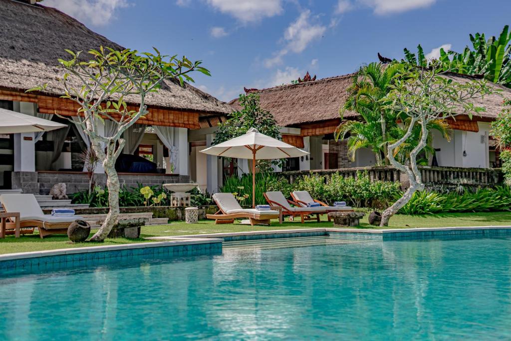 einen Pool vor einer Villa in der Unterkunft The Lotus Residence by Amerta Experience in Tabanan