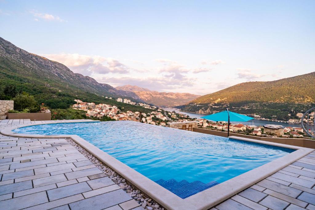 una gran piscina con vistas a la ciudad en Apartments Villa Arcadia, en Dubrovnik