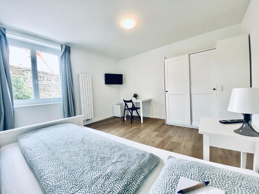 Uma televisão e/ou sistema de entretenimento em Monteurzimmer - Worker's accommodation - ZIMMERzuVERMIETEN Oensingen