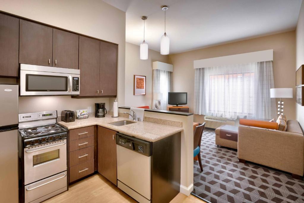 Kuchyň nebo kuchyňský kout v ubytování TownePlace by Marriott Suites Elko