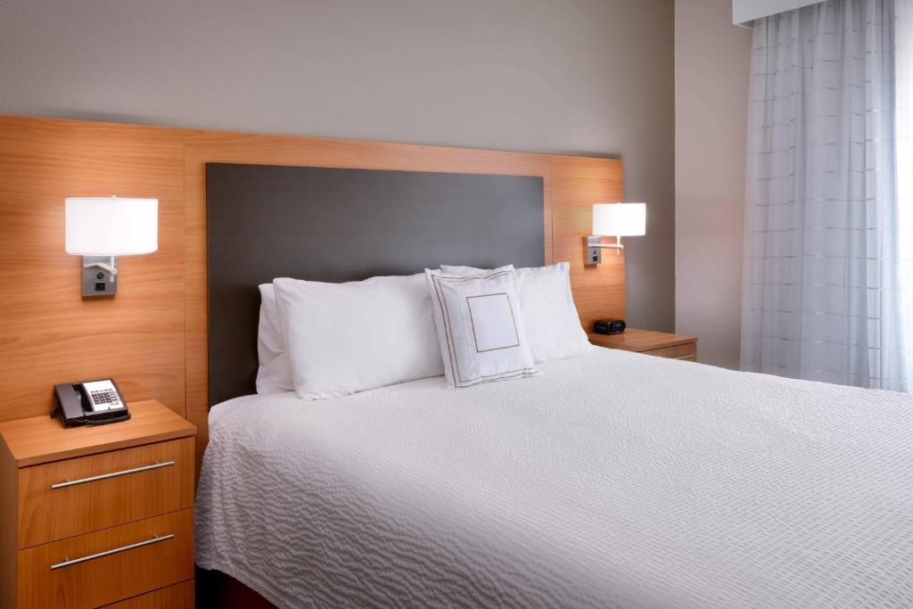 Postel nebo postele na pokoji v ubytování TownePlace by Marriott Suites Elko