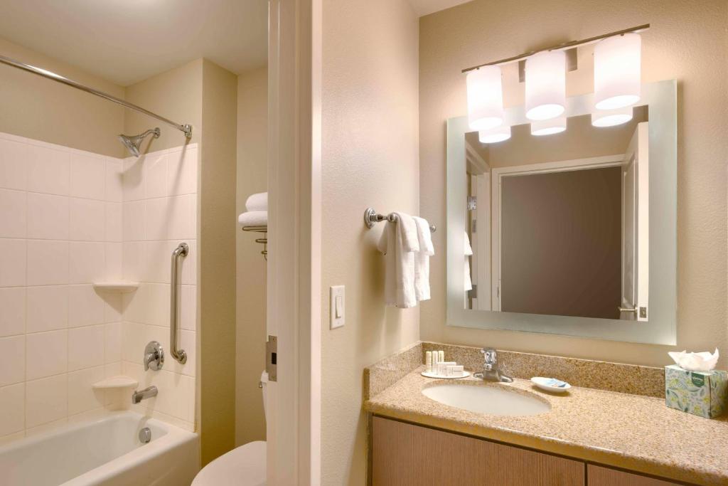 Koupelna v ubytování TownePlace by Marriott Suites Elko