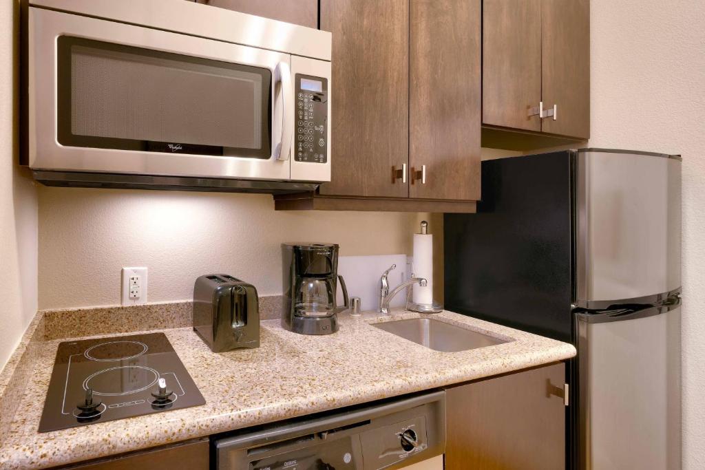 Kuchyň nebo kuchyňský kout v ubytování TownePlace by Marriott Suites Elko