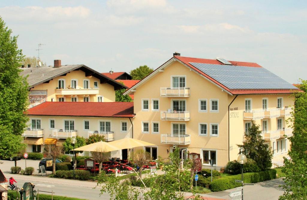 バート・フュッシンクにあるAppartementhaus Stöcklの屋根に太陽光パネルを設けた建物