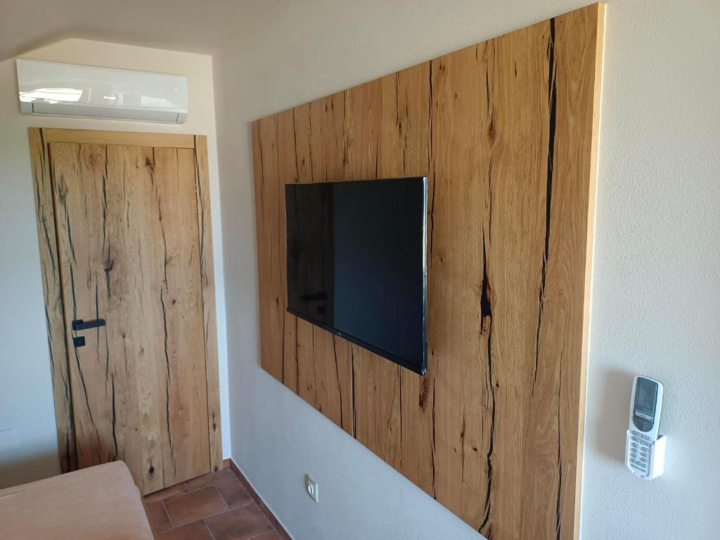 TV a/nebo společenská místnost v ubytování Sklep Víno Strýček