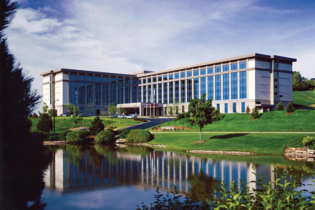 un edificio de oficinas con un lago frente a él en Milwaukee Marriott West, en Waukesha