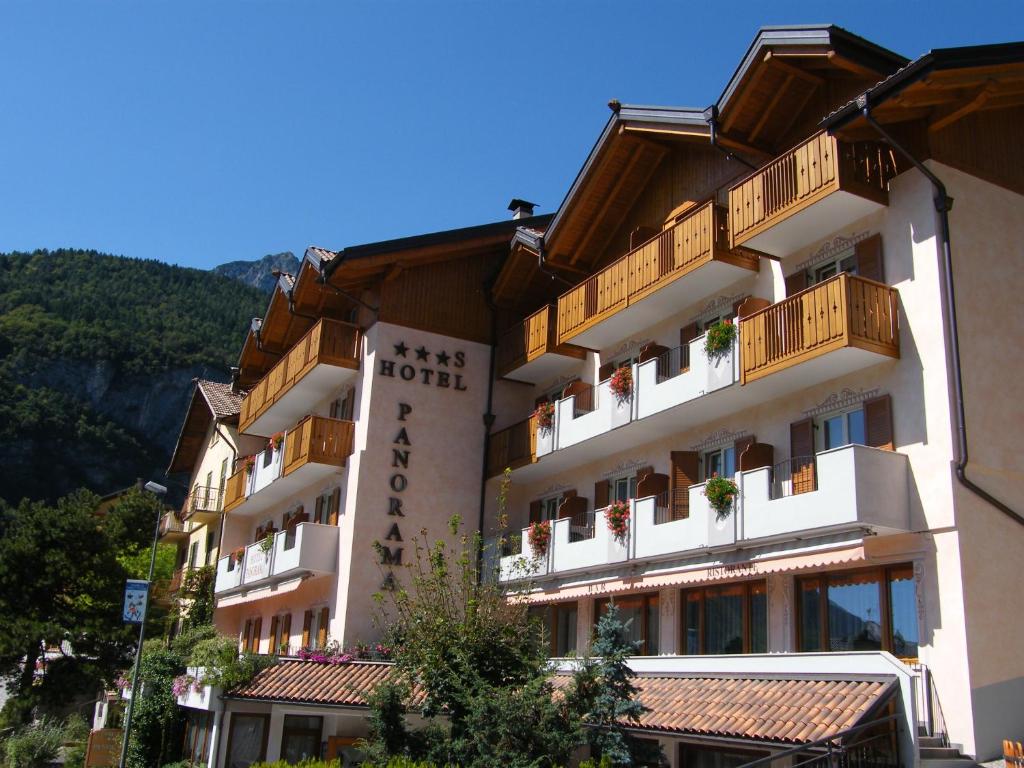 Nespecifikovaný výhled na hory nebo výhled na hory při pohledu z hotelu