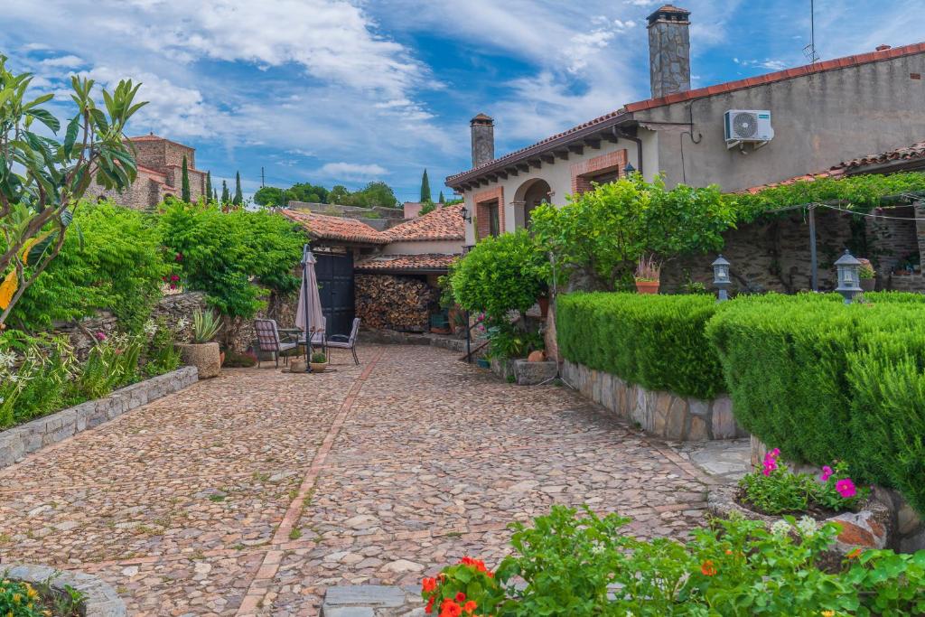 una pasarela de piedra frente a una casa en La Jara · Apartamentos Rurales, en Serrejón