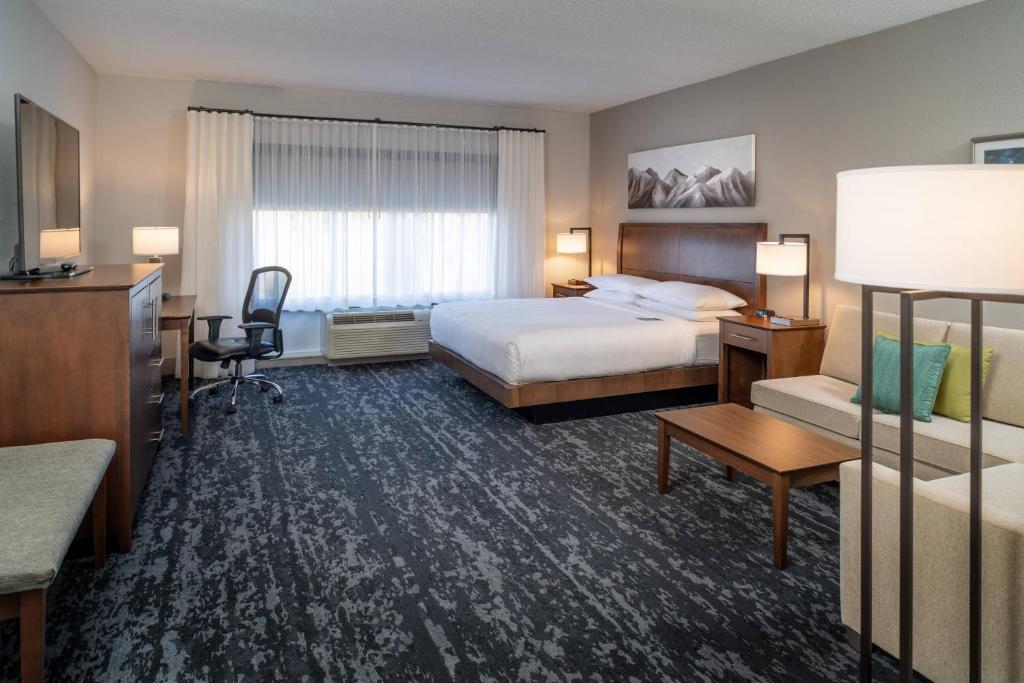 Delta Hotels by Marriott Huntington Mall - Large King Room With Sofa Bed - Hearing Accessible