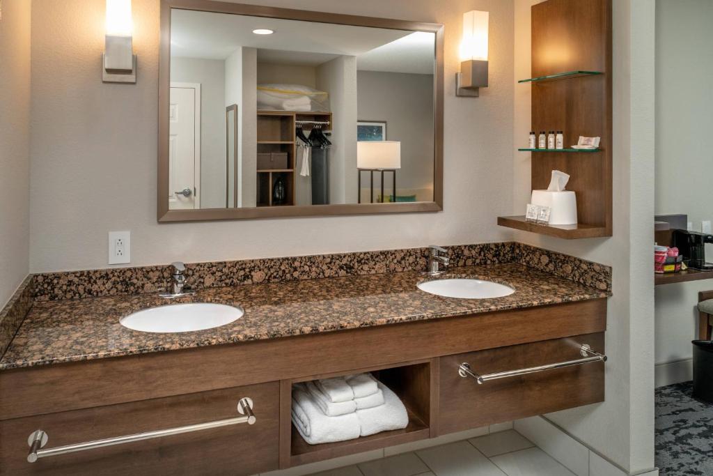 Delta Hotels by Marriott Huntington Mall - Habitación Más Grande, Camas: 1 King, Sofá Cama