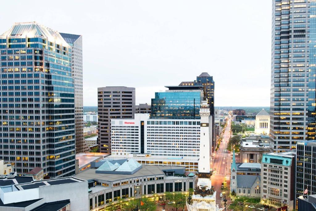 widok na miasto z wysokimi budynkami w obiekcie Sheraton Indianapolis City Centre Hotel w mieście Indianapolis