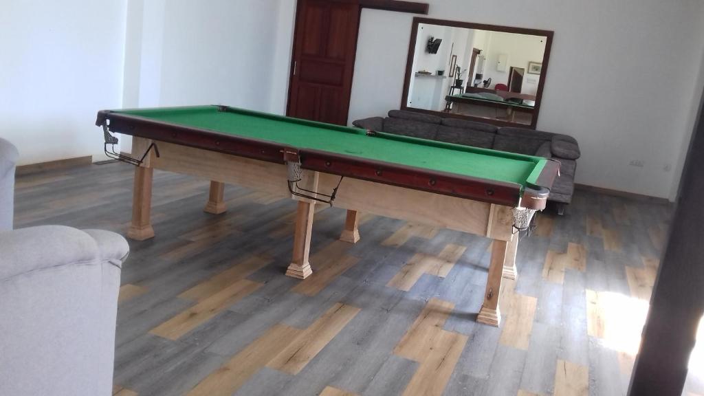 Biliár nebo kulečník v ubytování Hi Win Hotel