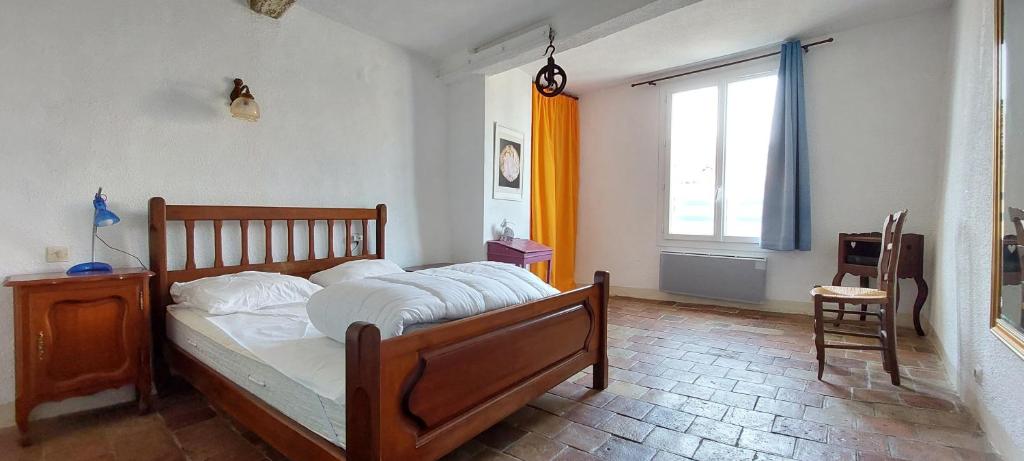 1 dormitorio con cama y ventana en La miellerie de Léone en Riez