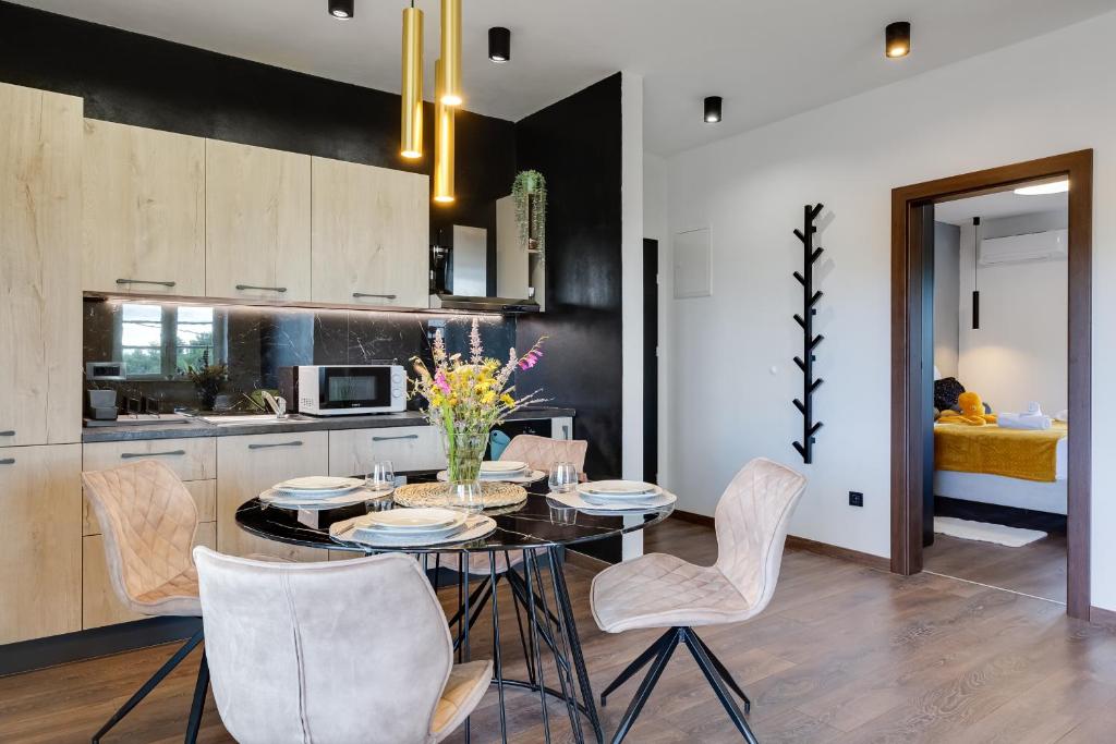 una sala da pranzo con tavolo e sedie in cucina di TEONA Luxury Apartment with 2 rooms and terrace sea view a Sali (Sale)