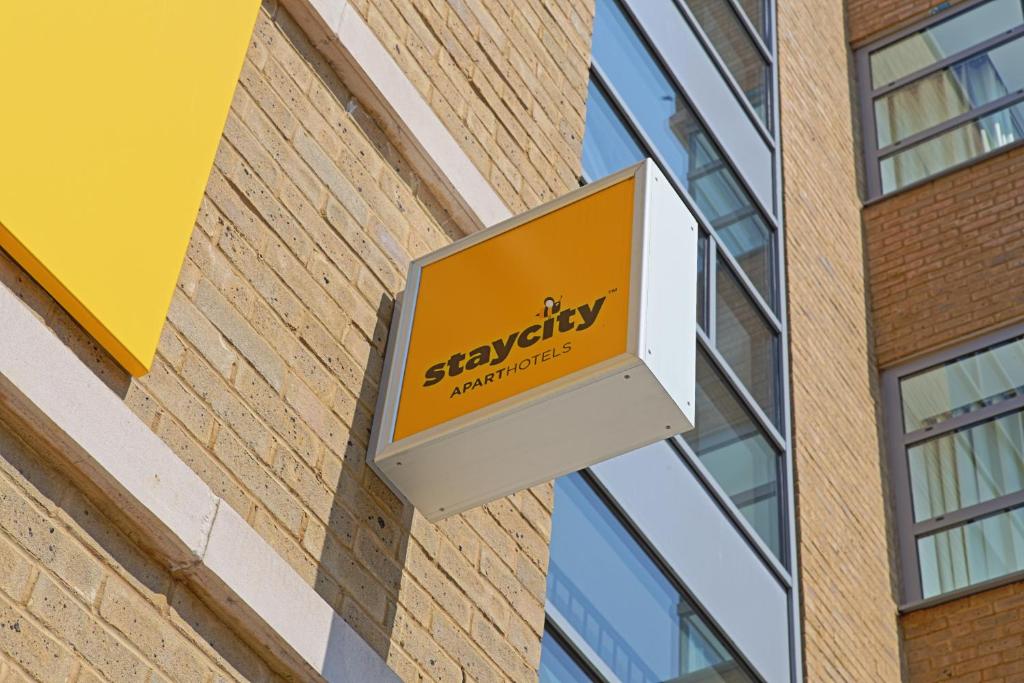 un panneau sur le côté d'un bâtiment dans l'établissement Staycity Aparthotels London Greenwich High Road, à Londres