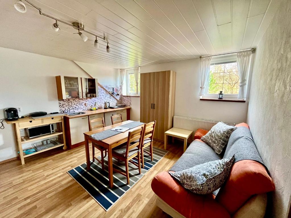 ein Wohnzimmer mit einem Sofa und einem Tisch in der Unterkunft Apartmány v ráji (Českém) in Blata