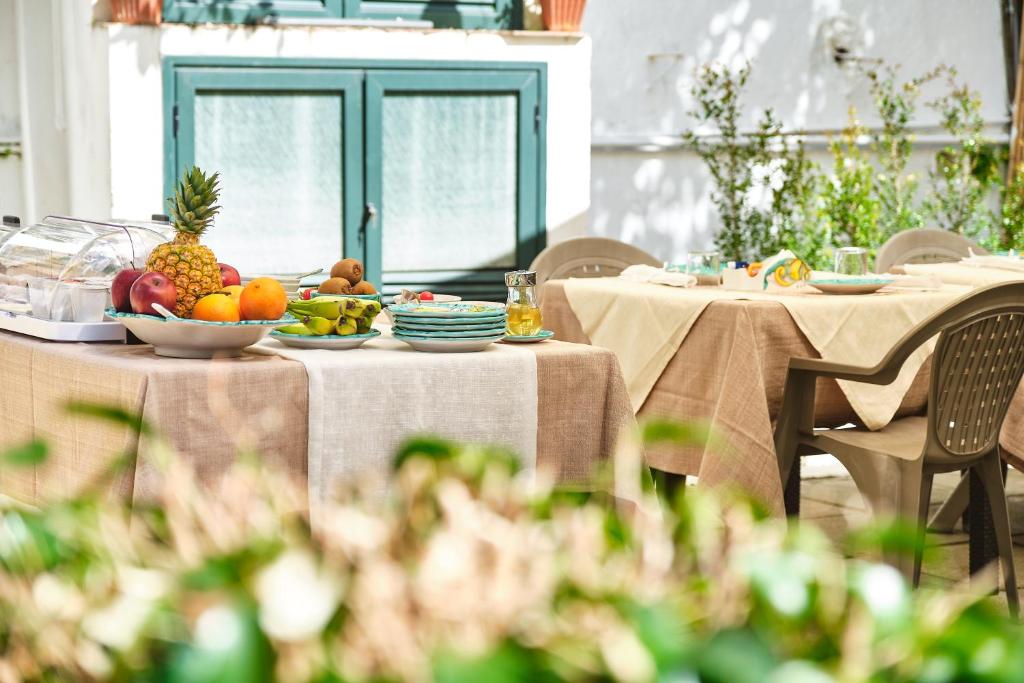 un tavolo con un piatto di frutta sopra di Villa Fabiana ad Amalfi