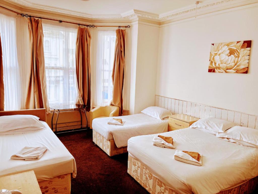 Postel nebo postele na pokoji v ubytování St George Hotel Great Yarmouth