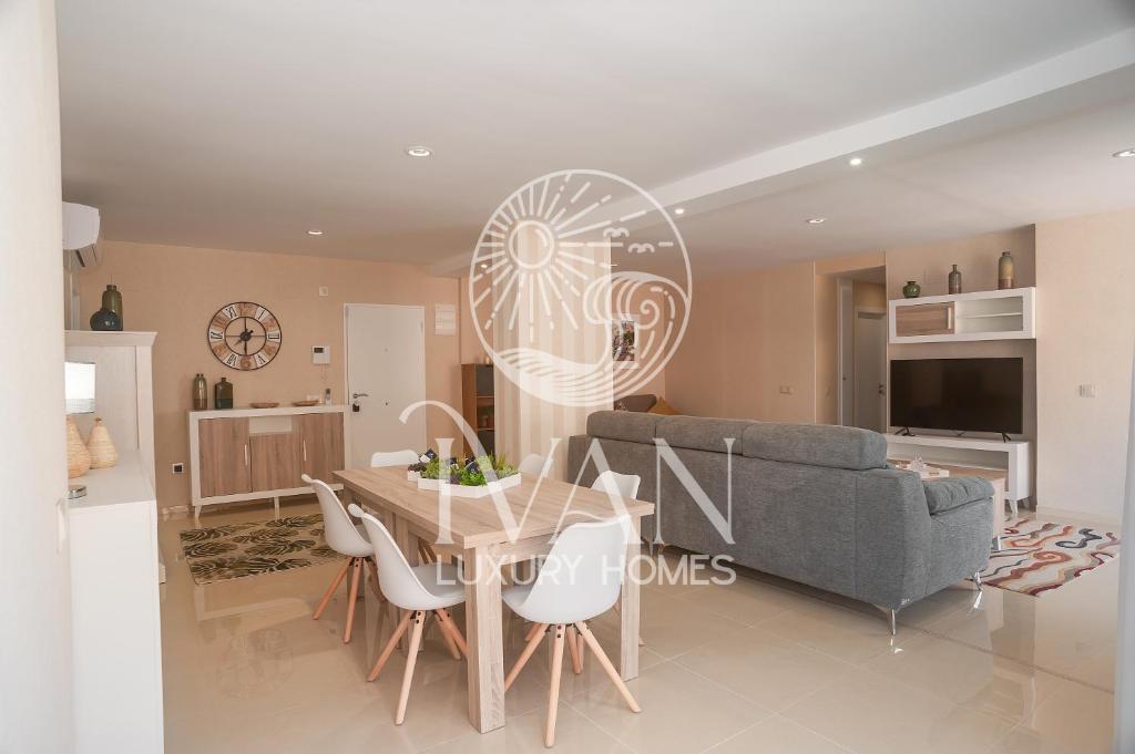 Televízia a/alebo spoločenská miestnosť v ubytovaní Casa Nala Ivan Luxury Homes 6ªPlta Norte 1ªLinea