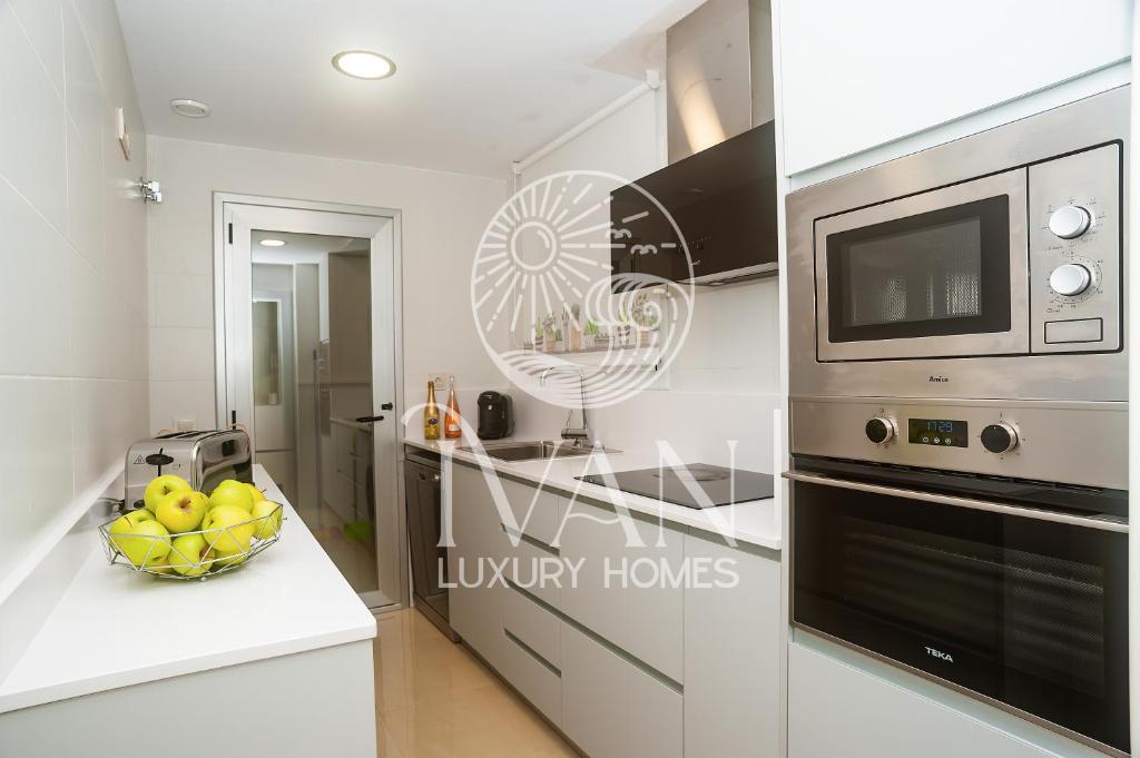 Kuchyňa alebo kuchynka v ubytovaní Casa Nala Ivan Luxury Homes 6ªPlta Norte 1ªLinea
