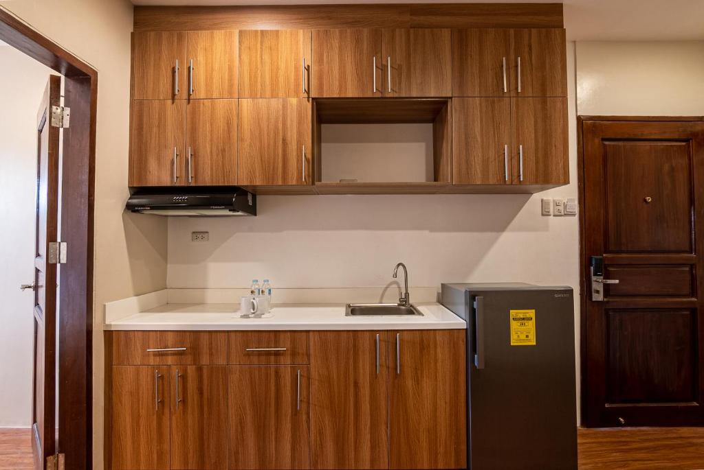 Kuchyň nebo kuchyňský kout v ubytování Kiwi Hotel
