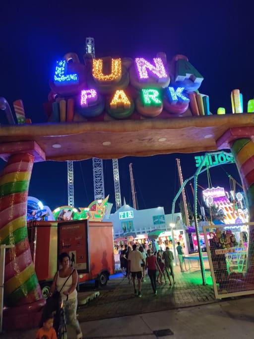 Un groupe de personnes se promenant autour d'un carnaval la nuit dans l'établissement Le Cap D'agde appt T2, R d C , entièrement rénové, au Cap d'Agde