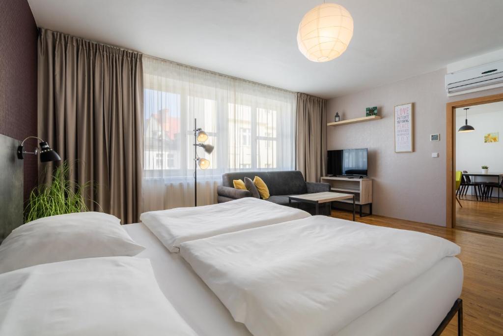 Łóżko lub łóżka w pokoju w obiekcie EA ApartHotel Melantrich