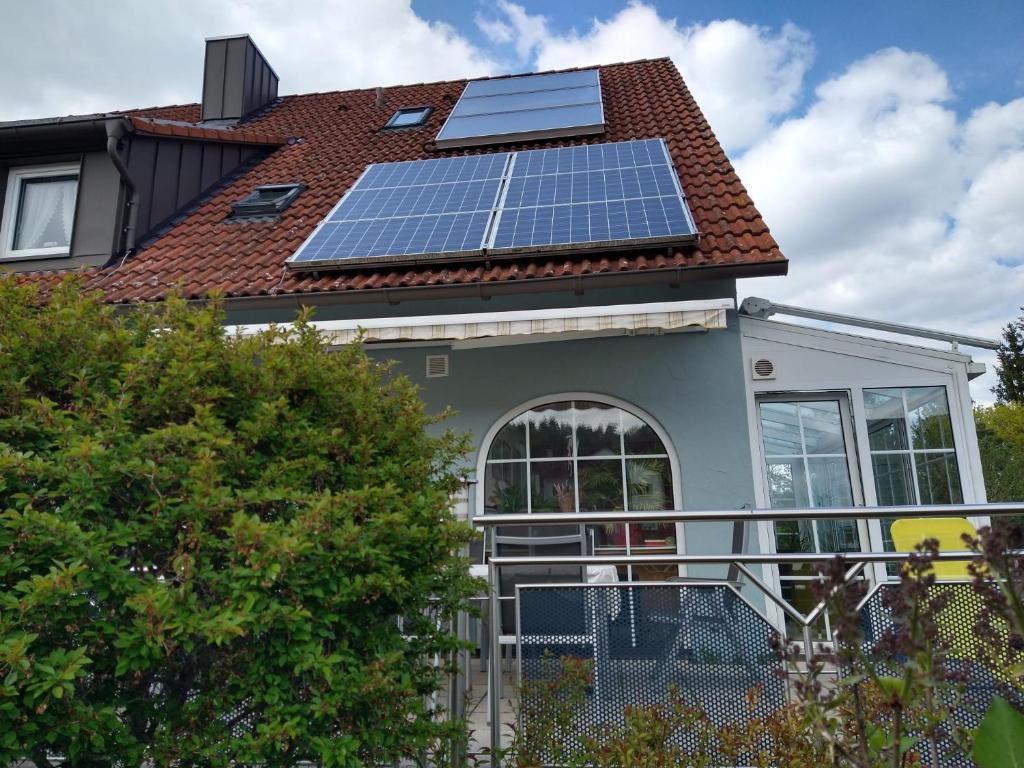 une maison avec des panneaux solaires sur le toit dans l'établissement Pension "Der Sulzbachhof", à Lehrberg
