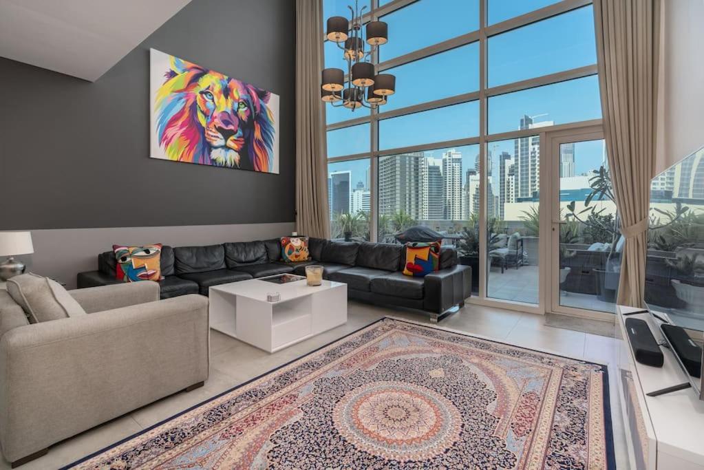 Posezení v ubytování NEW! Luxurious Loft with Terrace & Top Burj View