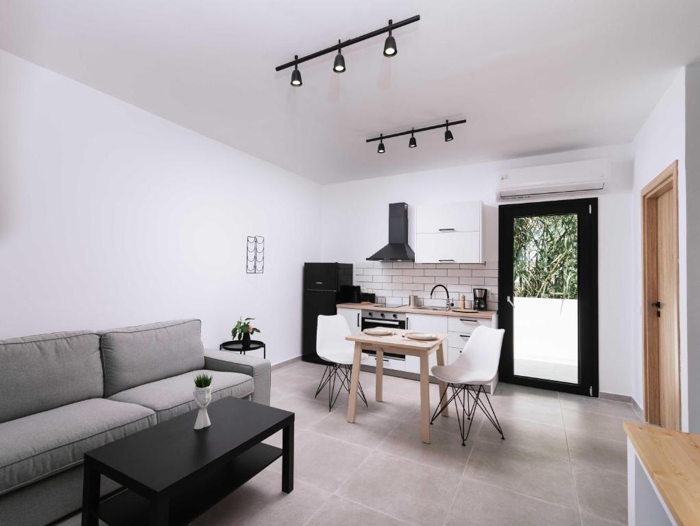 Euphoria Luxury Apartment في ماتالا: غرفة معيشة مع أريكة وطاولة