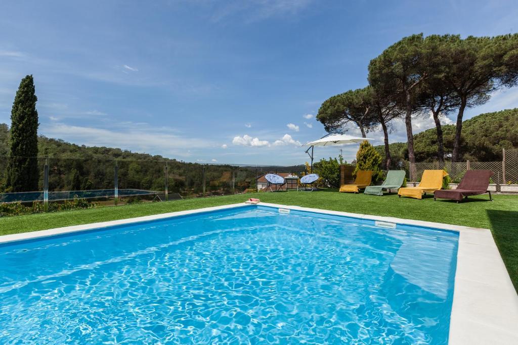 una piscina en el patio trasero de una casa en Armonia estudio, comparte exterior, en Llinars del Vallès