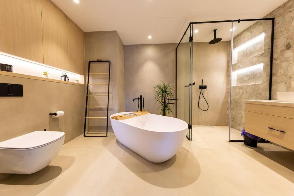 Koupelna v ubytování Beautiful upgraded 2BR with Sea view - Palm Jumeirah