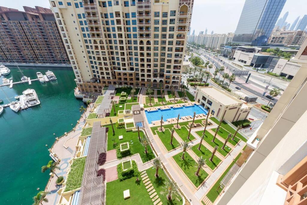 Bazén v ubytování Beautiful upgraded 2BR with Sea view - Palm Jumeirah nebo v jeho okolí