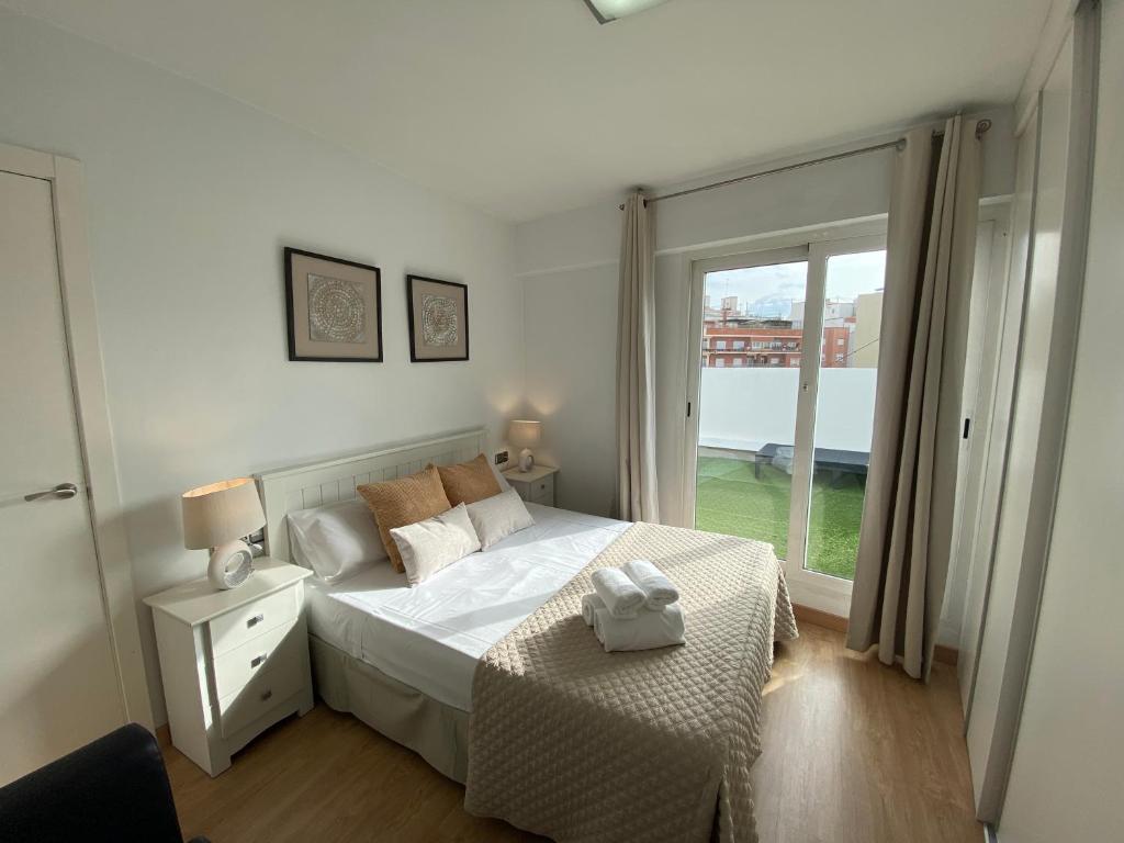 - une chambre avec un lit, une table et une fenêtre dans l'établissement Travel Habitat - Centro, à Valence