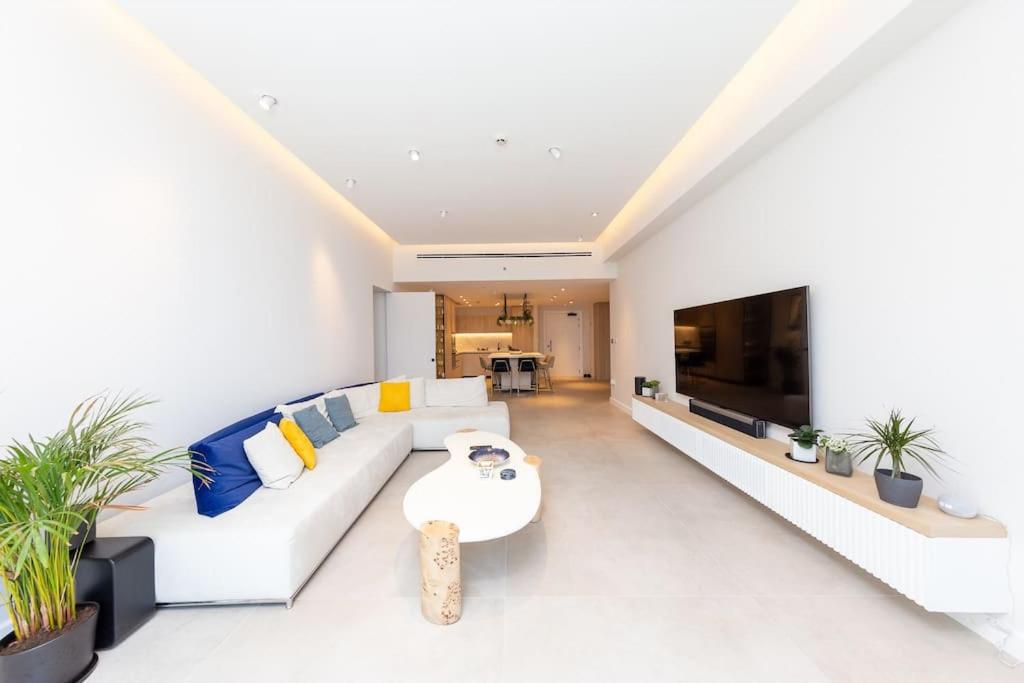 TV a/nebo společenská místnost v ubytování Beautiful upgraded 2BR with Sea view - Palm Jumeirah