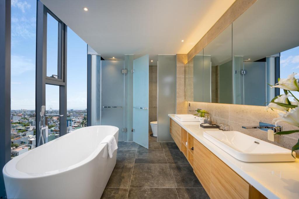 Panorama View Studio with Bathtub