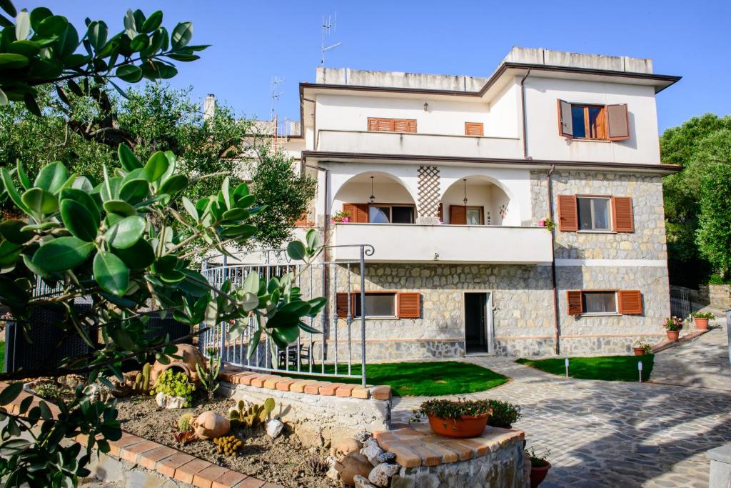 uma casa com um jardim em frente em Villa Rosa Cilento em Caprioli