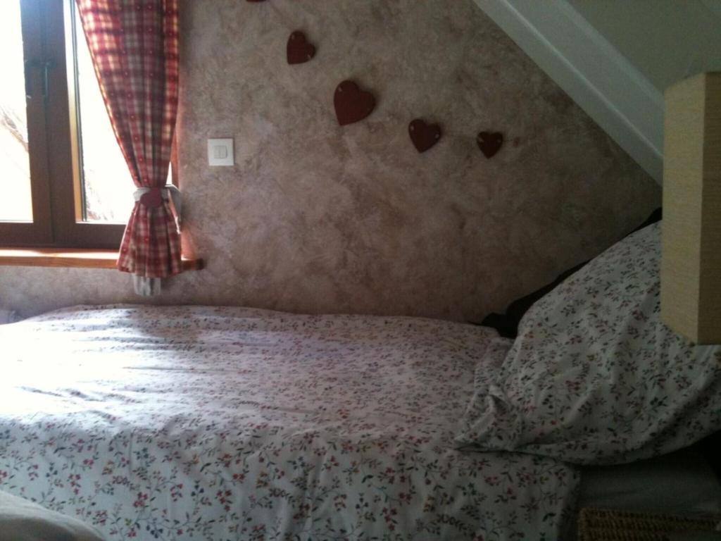 a bedroom with a bed with hearts on the wall at Lodjadis in Labaroche