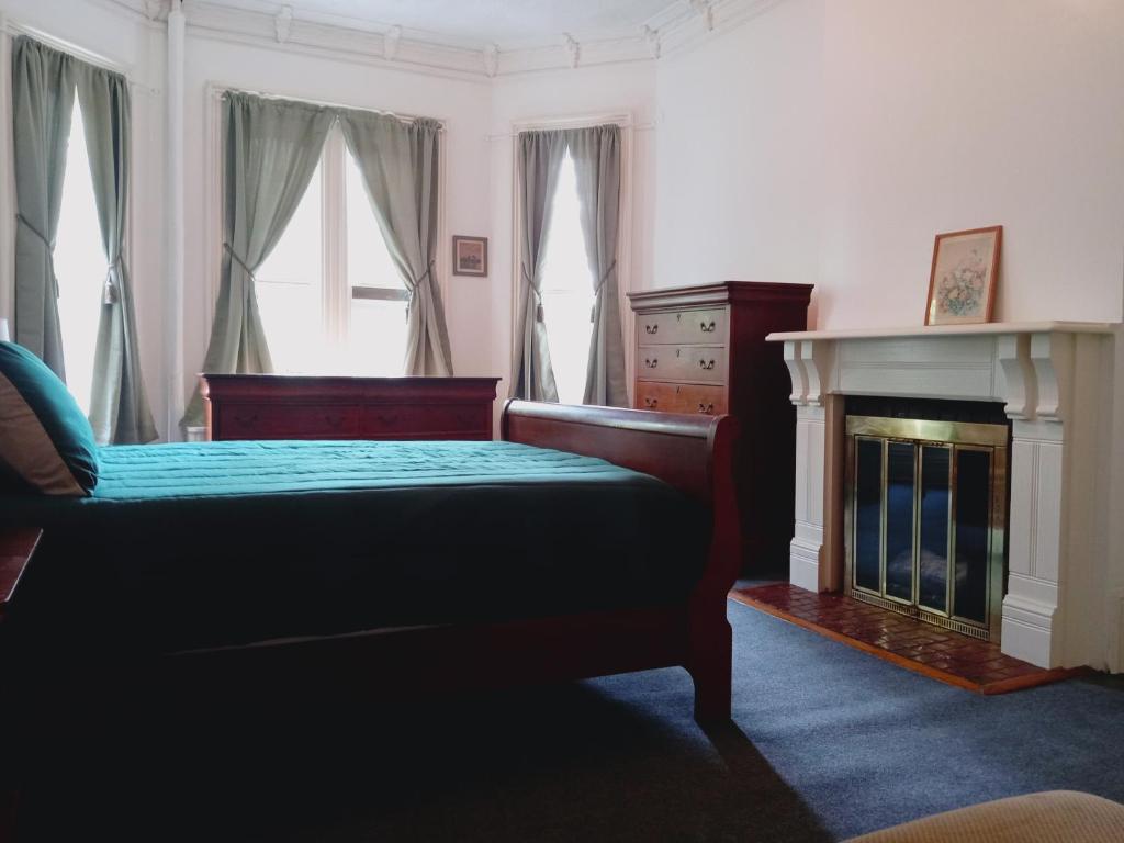 Fotografie z fotogalerie ubytování Mini Mansion Hotel near public transportation is the yellow and green house on the corner of 8th st and Madison avenue v destinaci Plainfield