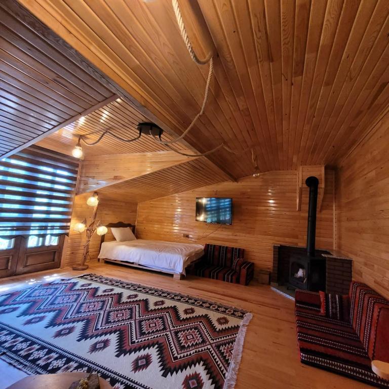 A bed or beds in a room at Selin Yaşam Evi