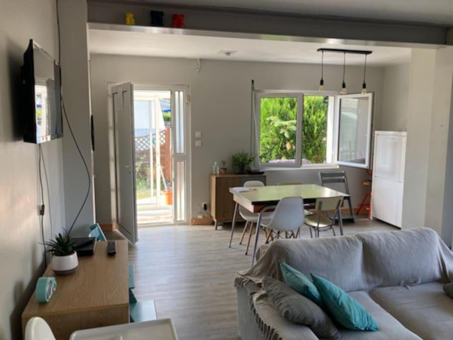 un salon avec un canapé et une table dans l'établissement L'emeraude : Ares, House, 3 bedrooms, à Arès