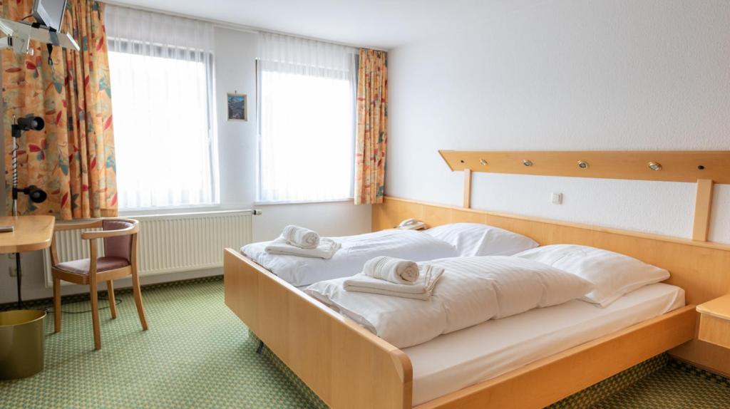 Postel nebo postele na pokoji v ubytování Hotel Lava Vulkaneifel