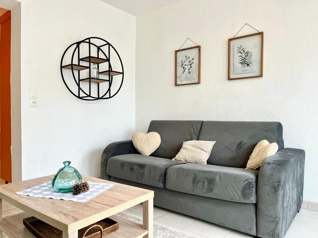 un salon avec un canapé et une table dans l'établissement COC - La Belle Etoile, à Wissant