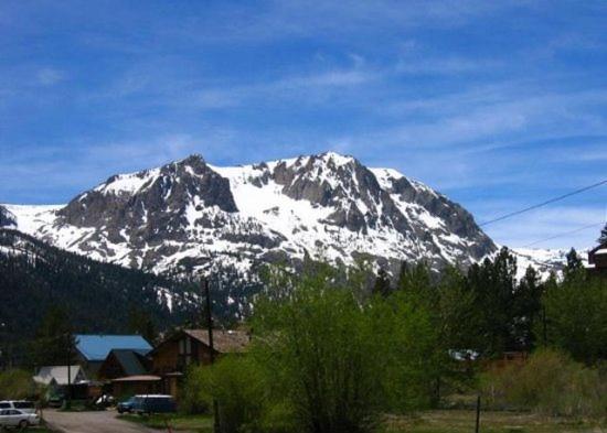 une montagne enneigée devant une ville dans l'établissement Rr-edgewater13, à June Lake