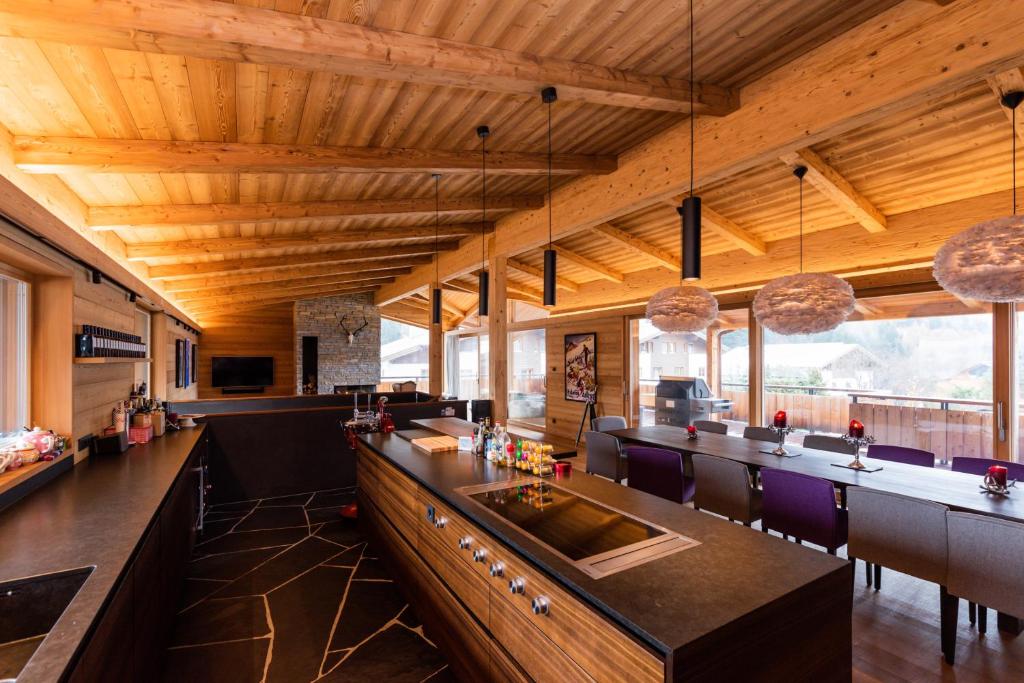 TV a/nebo společenská místnost v ubytování Riffelalp Lodge